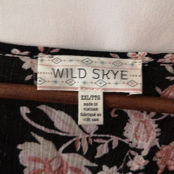 Like-new Women's Floral Blouse by Wild Skye, Size XXL, Pink & Cream on Black - Picture 2 of 7